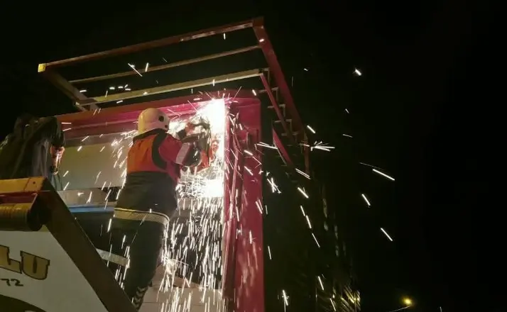 Tırın dorsesinde sıkışan 40 keçi kurtarıldı
