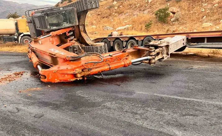 Tırın üzerindeki iş makinesi yola düştü, yol trafiğe kapandı
