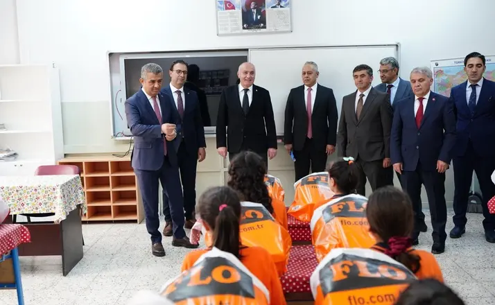 TOBB ve ETSO’dan sosyal sorumluluk kapsamında 250 öğrenciye bot ve mont desteği
