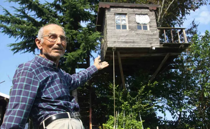 Torunu istedi, dedesi yaptı: 90 yıllık meşe ağacının tepesine ev kurdu
