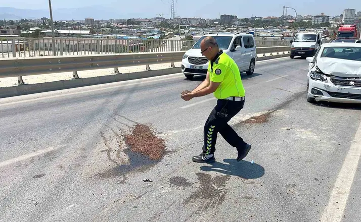 Trafik güvenliğini sağlamak amacıyla yağ dökülen yola avuçlarıyla kum taşıyan polis takdir topladı
