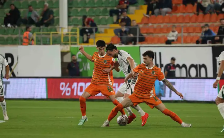 Trendyol Süper Lig: Corendon Alanyaspor: 0 - Kocaelispor: 2 (İlk yarı)
