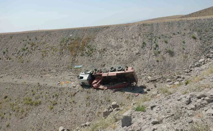 Tunceli’de vinç uçuruma yuvarlandı: 1 yaralı 