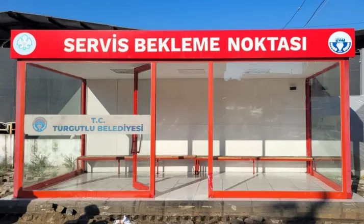 Turgutlu’daki servis durakları temizlenirken vatandaşlara da çağrıda bulunuldu
