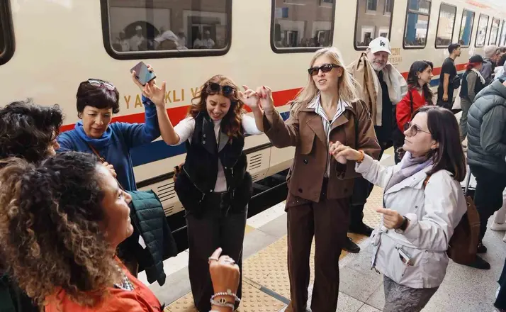 Turistik Karaelmas Ekspresi yolcularını Madenci Korosu coşkuyla karşıladı
