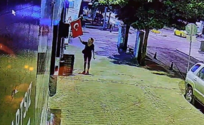 Türk bayrağını yakmaya çalışan şüpheli kadın yakalandı 