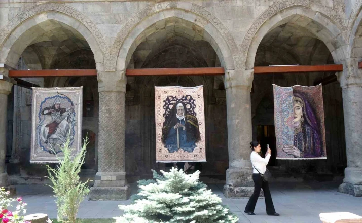 Türkiye’de bir ilki yapıyor: Kilim üzerine fırçasıyla Türk tarihini resmediyor 