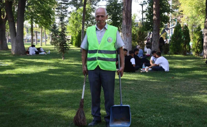 Türkü duyunca dayanamayan temizlik görevlisinin sesi dinleyenleri mest etti 