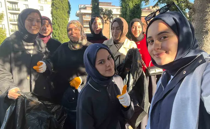 Üniversite öğrencilerinden mezarlıkta temizlik çalışması
