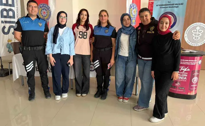 Üniversite öğrencilerine güvenlik ve siber farkındalık eğitimi
