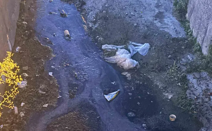 Urla’daki dere kirliliğine vatandaşlardan tepki
