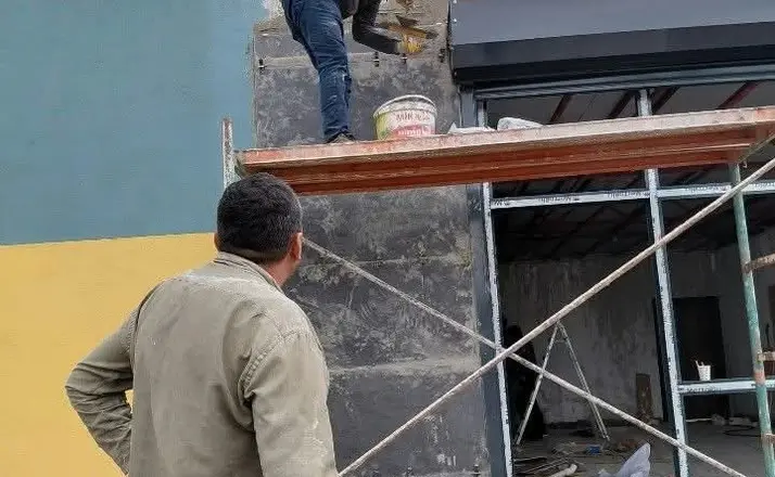 Ustaları beklemeden kendi tulumu giyerek okulu güzelleştirdi
