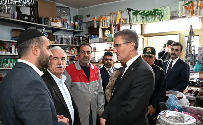 Vali Baruş Karayazı’da esnafla buluştu
