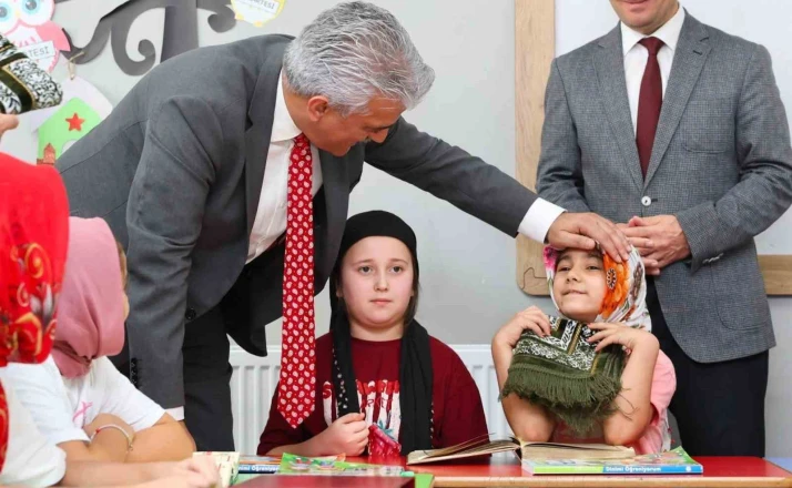 Vali Makas, Kültür Mahallesi’nde öğrencilerle buluştu 