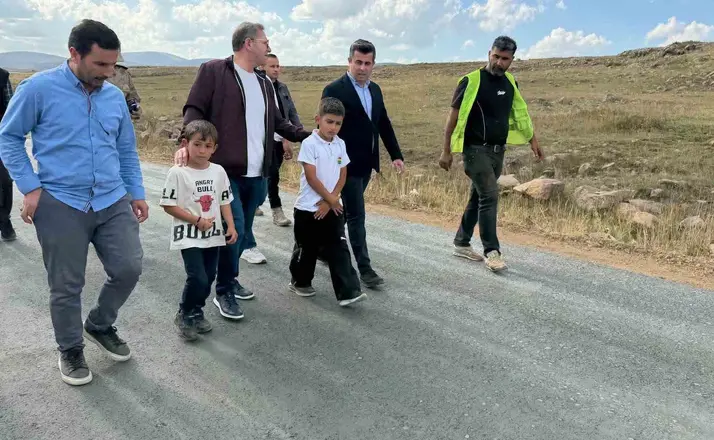 Vali Polat köy yollarını inceledi, çocuklar yalnız bırakmadı
