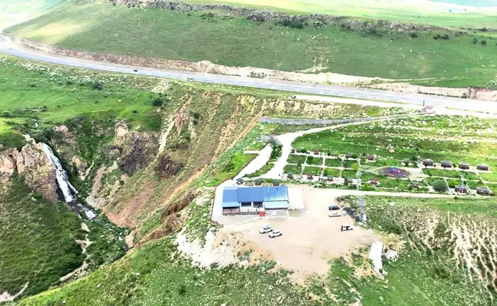 Vali Polat, Susuz Şelalesi’nde vatandaşlarla bir araya geldi
