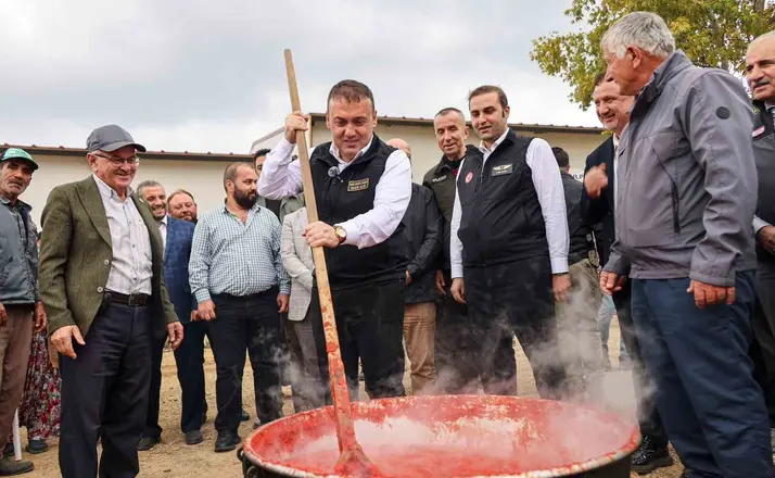 Vali Sözer salça kazanı başına geçti
