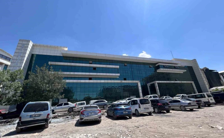 Van Büyükşehir Belediyesinin milyonluk yatırımı yılan hikayesine döndü 