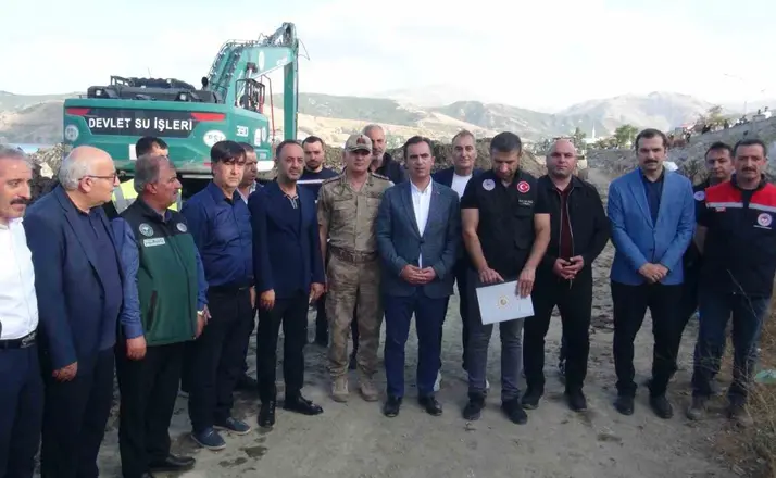 Van Gölü’nde dip çamuru temizliği hız kazandı
