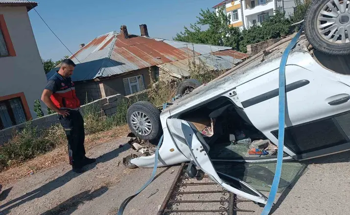 Van’da otomobil istinat duvarından düştü; 1 yaralı
