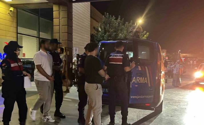 Vize dolandırıcılığı operasyonunda şüpheliler ve yakınları gazetecilere tepki gösterdi 