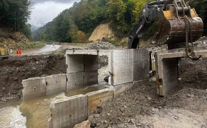 Yağışlarda çöken yolun alt yapısı güçlendirildi
