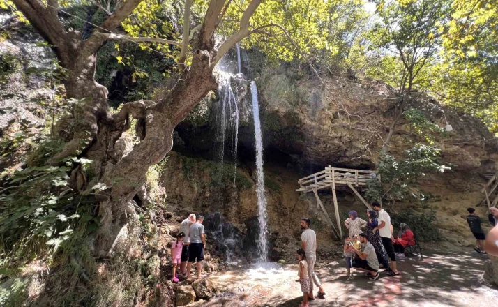 Yaz sıcağından kaçanların adresi Savruk Şelalesi oldu 