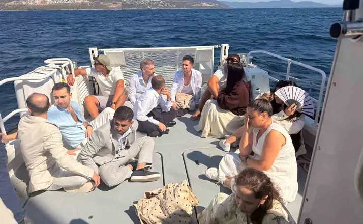 Yelkenli teknede düzensiz göçmenler ve yabancı uyruklu 2 göçmen kaçakçısı yakalandı
