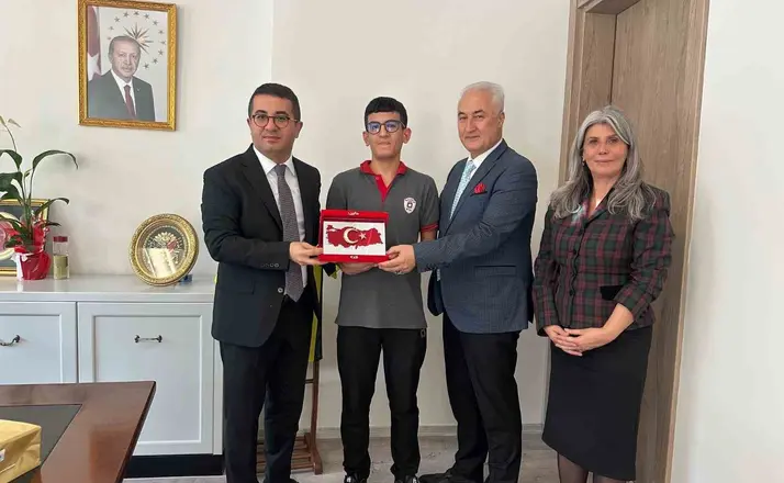 Yere düşen Türk bayrağını öpüp başına koyan liseli öğrenciye makamda kabul
