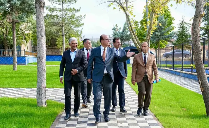 Yeşilyurt’ta parklar yenileniyor, mahalleler güzelleşiyor
