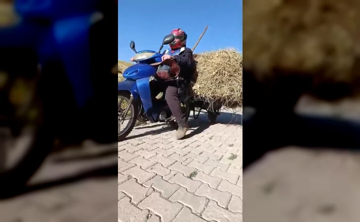 Yüksekovalı vatandaşın pratik zekası: Motosikletin arkasına el arabası bağlayarak üzerinde ot taşıdı 