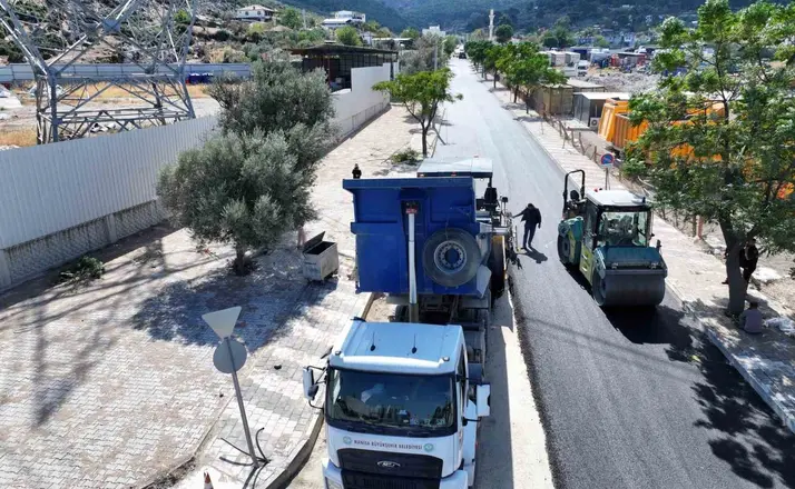 Yunusemre Emlakdere’de 2 kilometrelik yol sıcak asfaltla yenilendi
