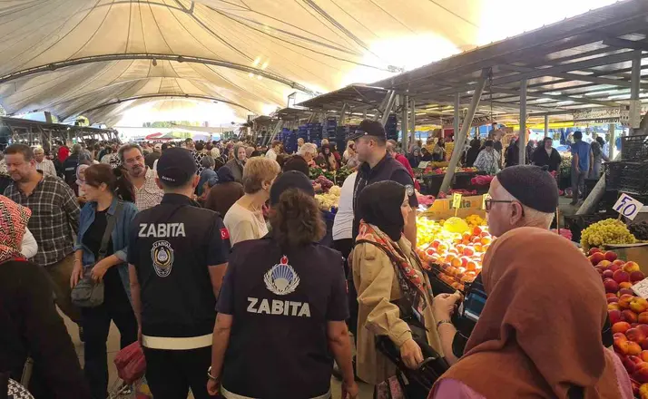 Zabıta ekiplerinden halk pazarında sıkı denetim

