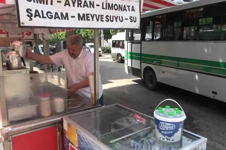 1 Mayıs’ta çalışan seyyar satıcı: "İşçi bayramında en çok işçiler çalışıyor"

