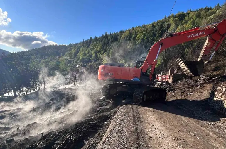 11 evin küle döndüğü köyde enkaz iş makineleriyle kaldırılıyor
