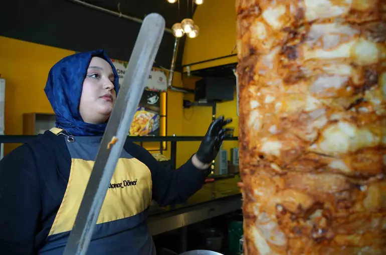 20 yaşındaki döner ustası kadın erkeklere taş çıkartıyor
