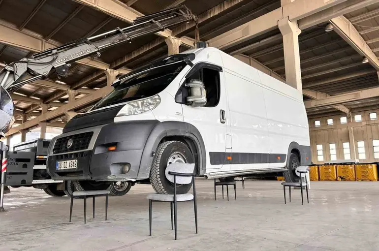 2,5 tonluk minibüsü sandalyenin üzerinde taşıdı
