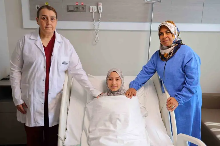 35 santimetrelik kist, genç hastanın doğurganlığı korunarak çıkarıldı
