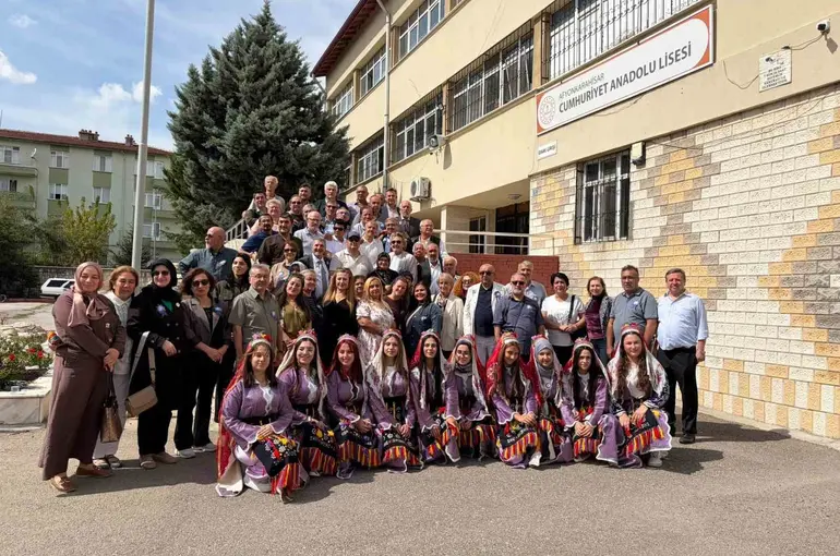 40 yıl sonra aynı okul bahçesinde buluştular
