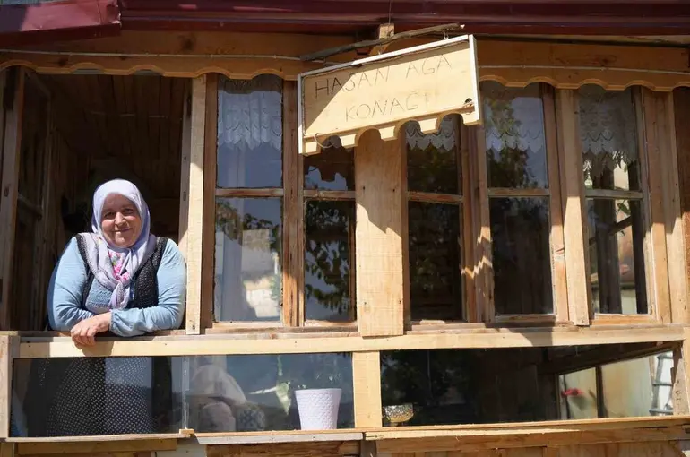 44 yıldır kiracısı olduğu eve gözü gibi bakıyor: "Kendi imkânlarımızla evimizi saray yaptık"
