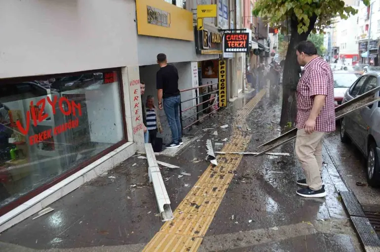 4’üncü kattan aşağı düştü, şans eseri ölen ya da yaralanan olmadı
