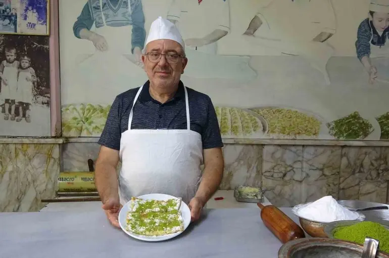5 yaşında başladı, 63 yıldır katmer açıyor
