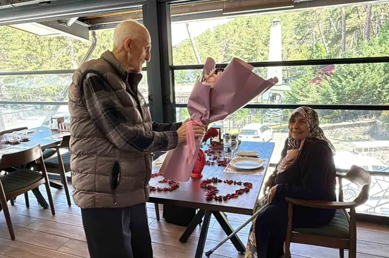 57 yıllık eşini yemeğe çıkarma hayalini gerçekleştirdi
