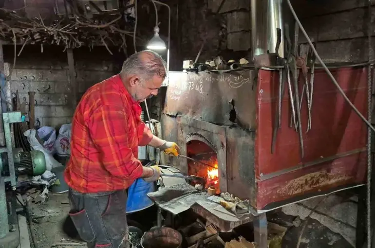 600 derecelik ocağın başında sıcağa meydan okuyor
