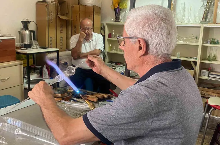 70 yaşındaki adam laboratuvar için ürettiği camları şimdi sanat için şekillendiriyor
