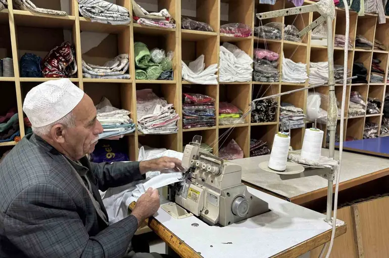 72 yaşında oğlundan devraldığı mesleği iğne ve iplikle sürdürüyor

