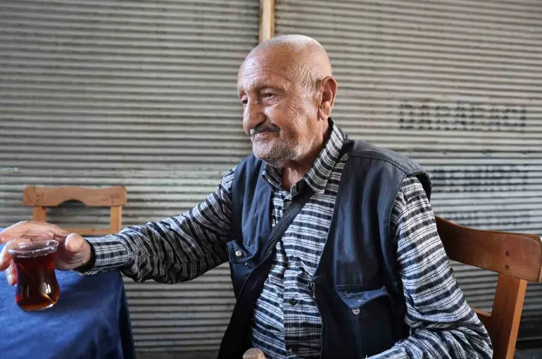 86 yaşında, her gün 8 kilometre yürüyor
