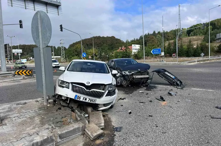 Abant Kavşağı’nda iki otomobil çarpıştı
