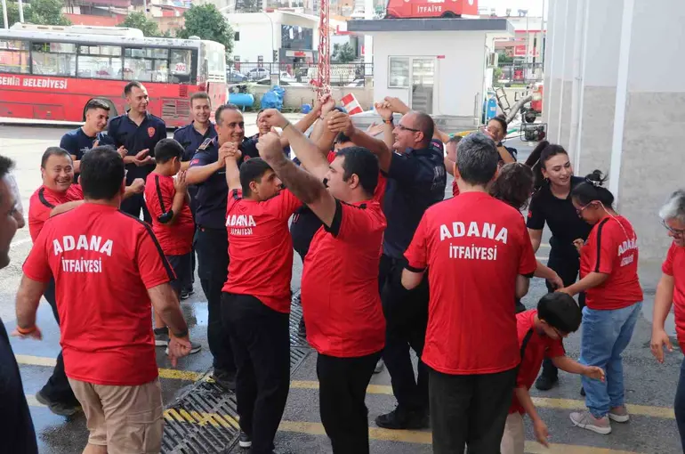 Adana’da özel çocuklar itfaiyeci oldu
