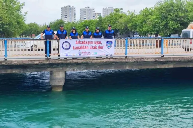 Adana’da polis kağıt oyununa ara verdirip, boğulma bilgilendirmesi yaptı

